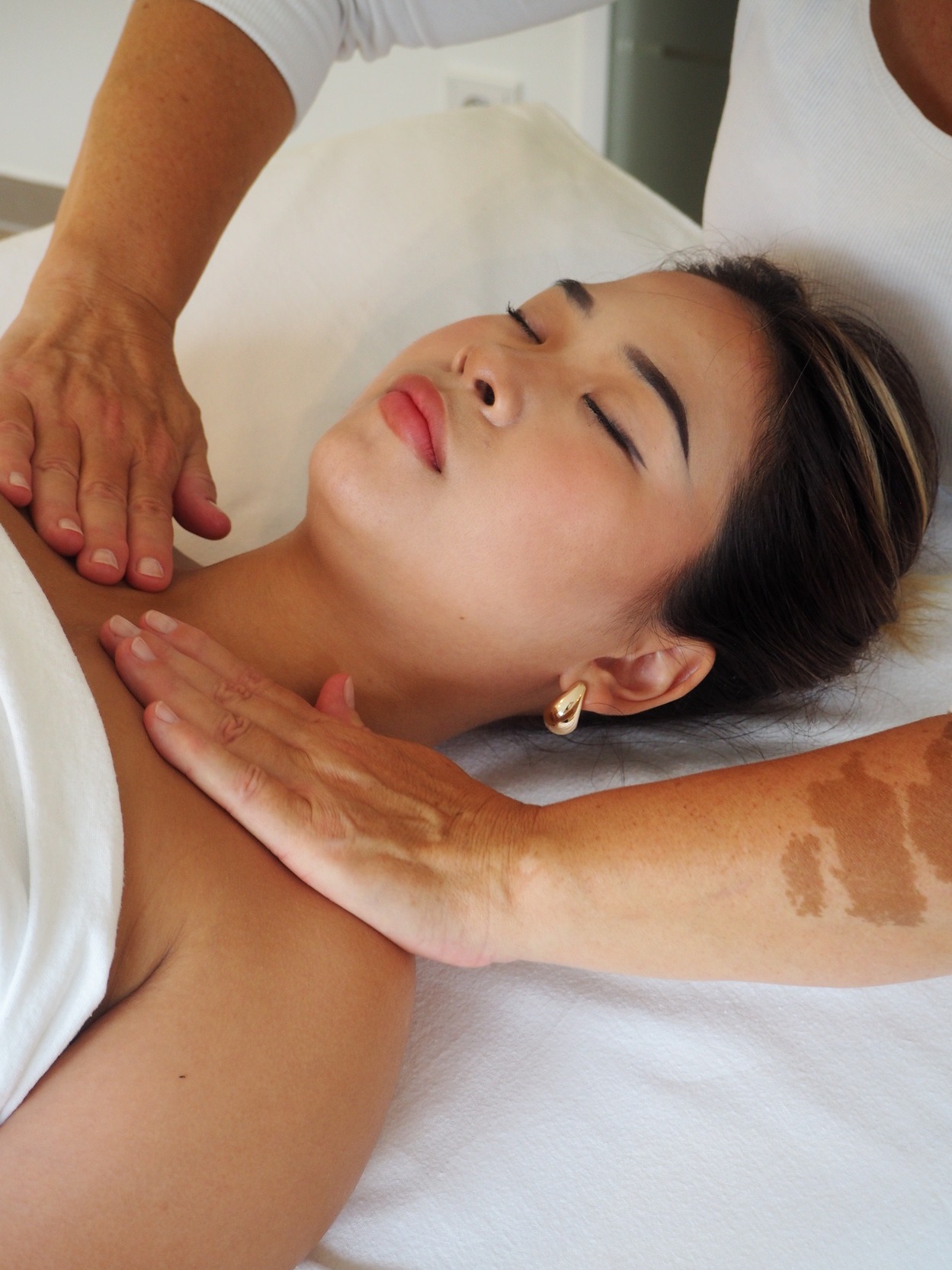 5WS Rueckenlage Amys Gesicht Handenergie